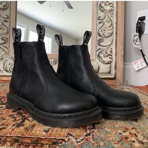 Doc Marten 2976 zip Chelsea boots